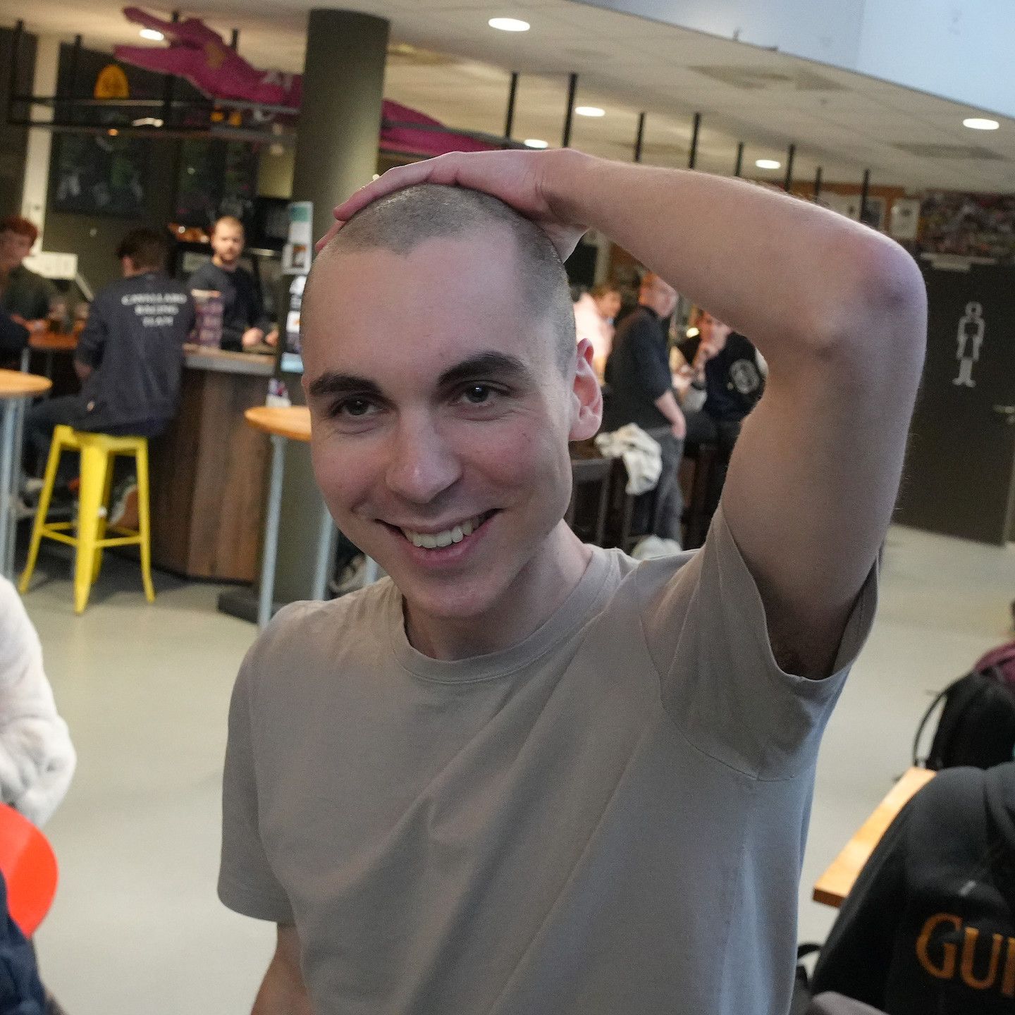 Django die zijn kale hoofd aanraakt en nog moet wennen aan zijn nieuwe look