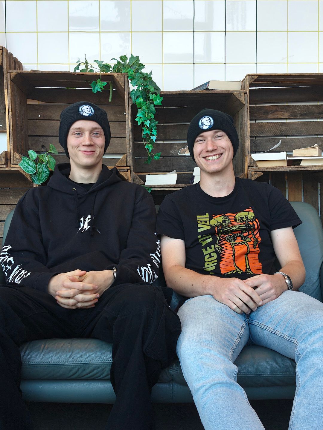 Lex en Ilya net na het scheren met aan kaal voor een doel muts op de bank in de HideOut