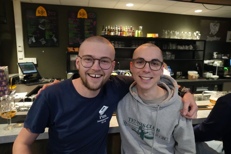 Pim en Django gaan kaal in Het Proeflokaal!